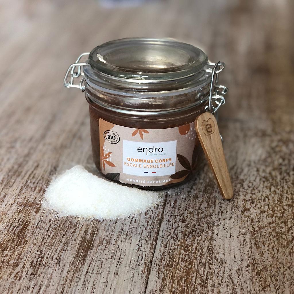 Gommage corps escale ensoleillée