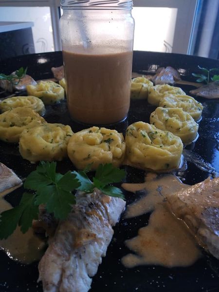 lieu noir au couli de langoustine  et écrasé pomme de terre